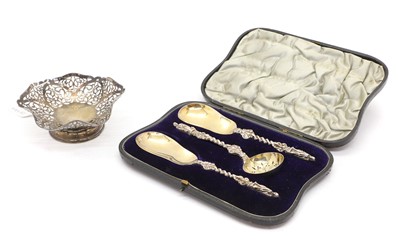 Lot 22 - A cased set of silver and silver gilt serving set