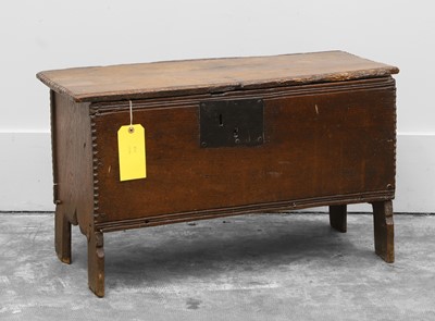 Lot 516 - An oak panelled coffer
