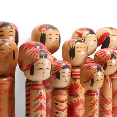Lot 72 - A group of seventeen wooden kokeshi dolls