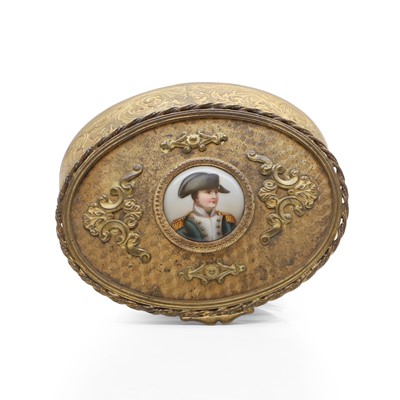 Lot 323 - A gilt metal snuff box