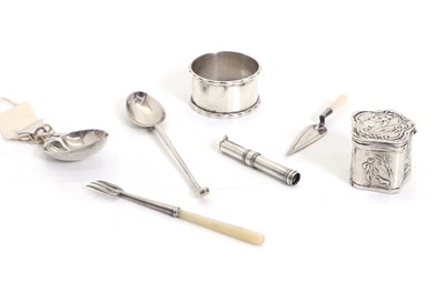 Lot 31 - A collection of silver items