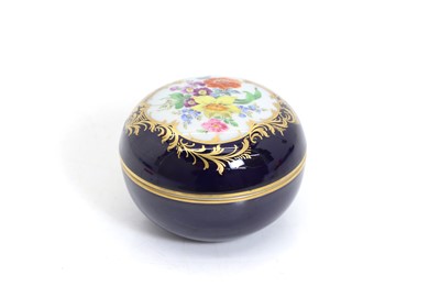 Lot 105 - A Meissen cobalt lidded pot