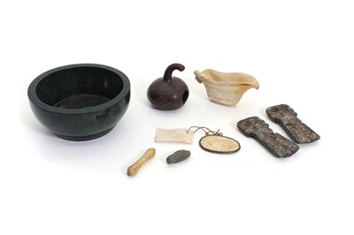 Lot 309 - A collection of carved items