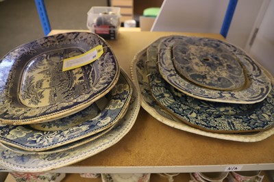 Lot 121 - A large collection of blue and white platters