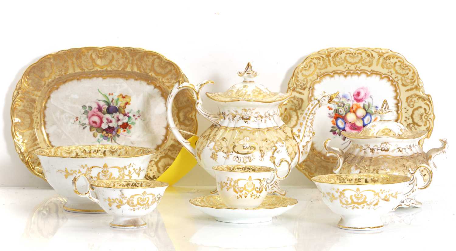 Lot 107 - An English porcelain tea service