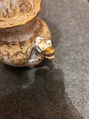 Lot 107 - An English porcelain tea service