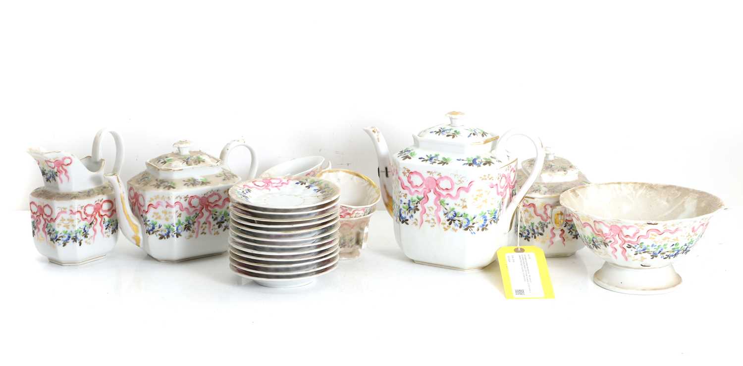 Lot 109 - An English porcelain tea service