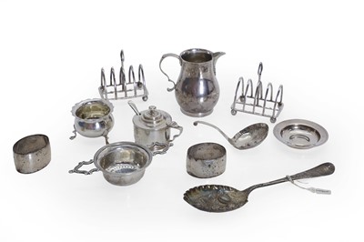 Lot 11 - A collection of silver trinkets