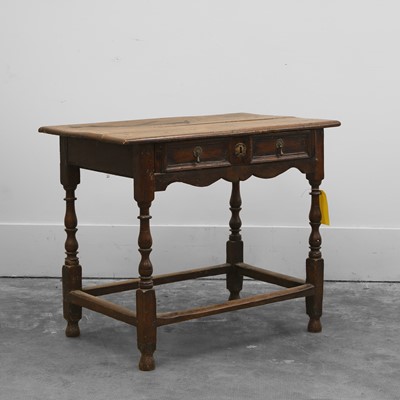 Lot 519 - An oak side table