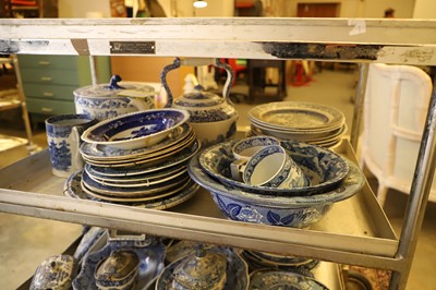 Lot 124 - A collection of blue and white