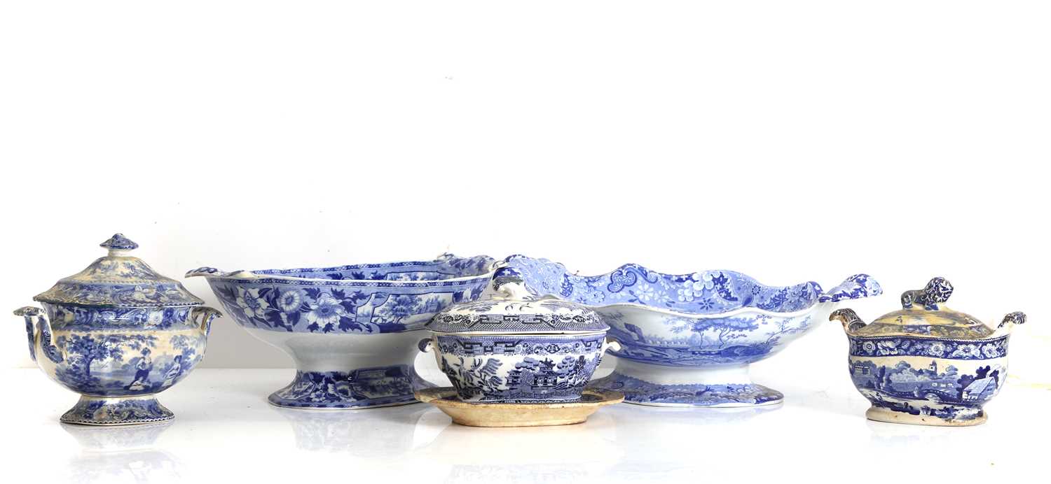 Lot 125 - A collection of blue and white ceramic wares