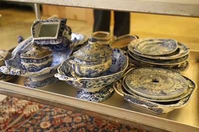 Lot 125 - A collection of blue and white ceramic wares