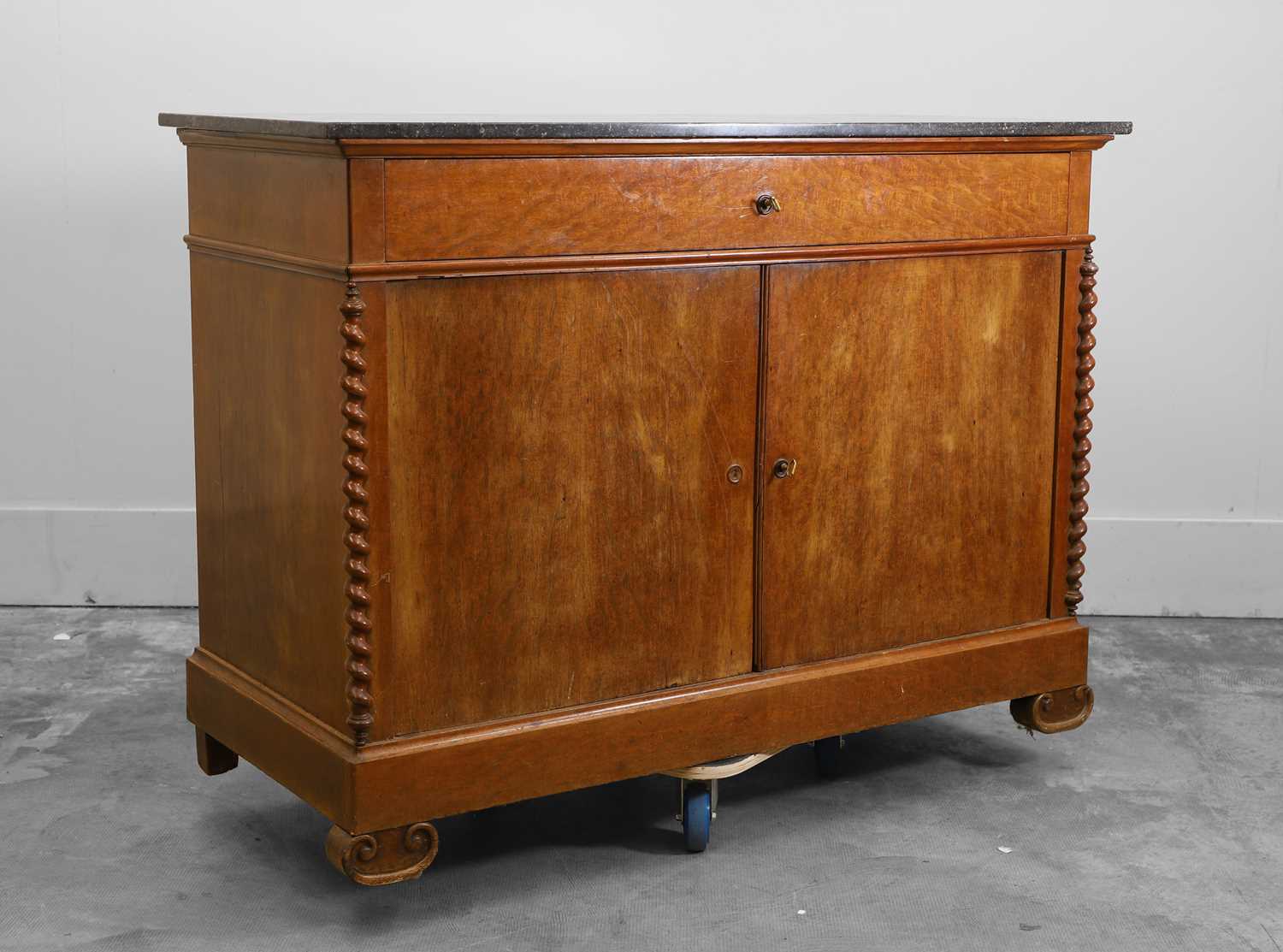 Lot 516 - A marble topped walnut commode