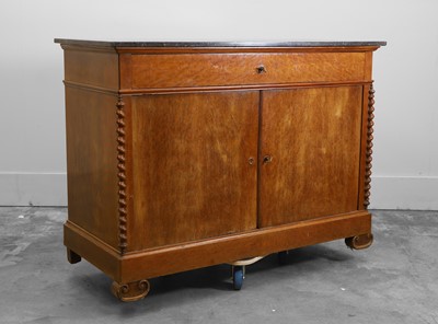 Lot 516 - A marble topped walnut commode