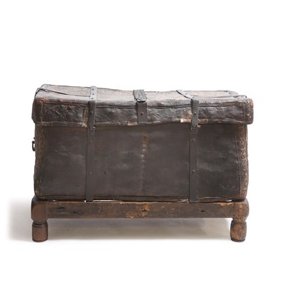 Lot 93 - A tooled leather and hardwood 'petaca' chest