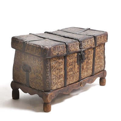 Lot 93 - A tooled leather and hardwood 'petaca' chest