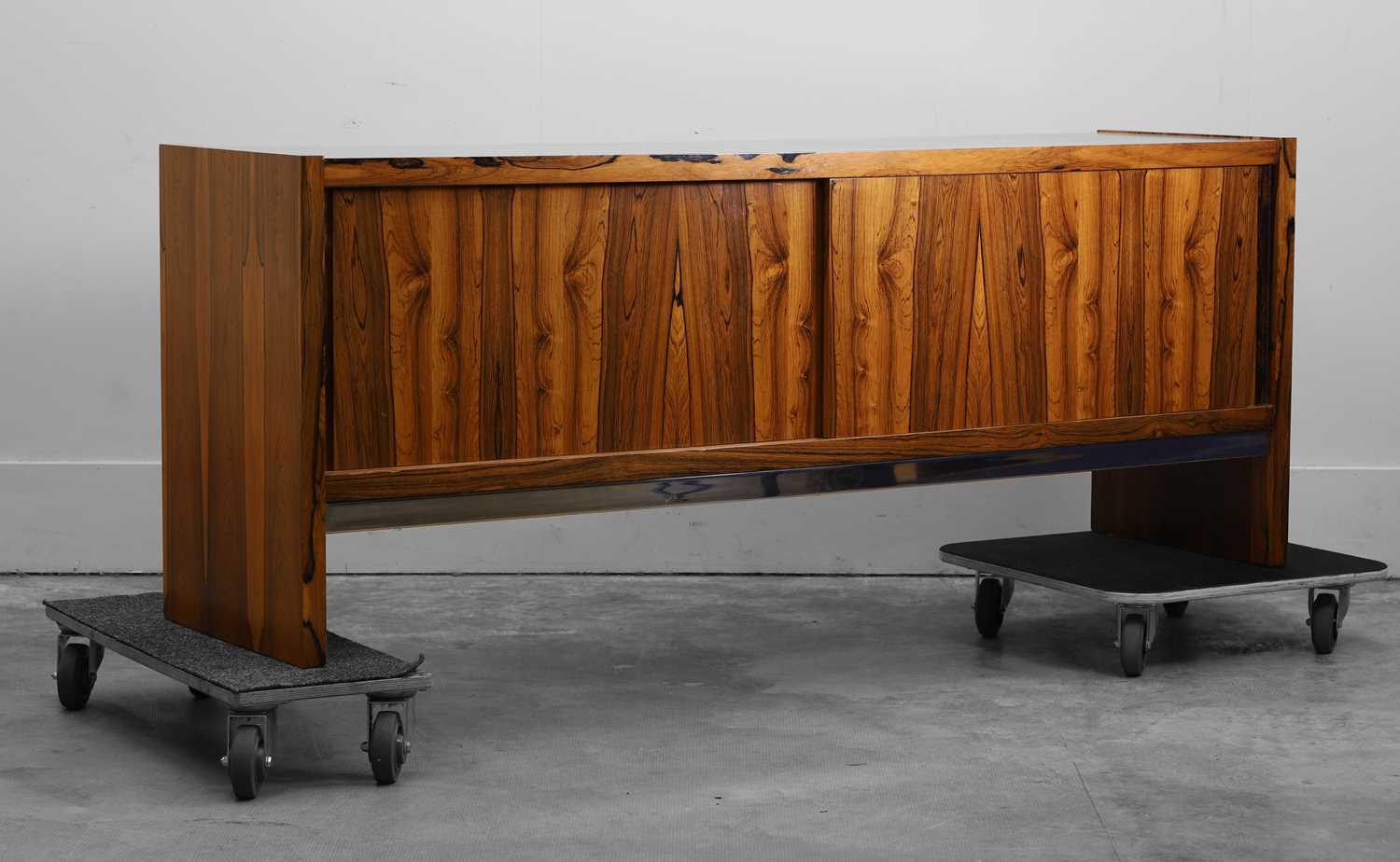 Lot 517 - A Merrow Associates rosewood sideboard