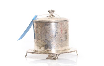 Lot 14 - A silver biscuit barrel