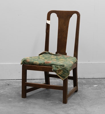 Lot 528 - An oak side chair