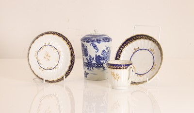 Lot 106 - A Royal Worcester blue and white lidded pot