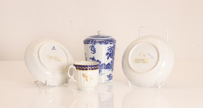 Lot 106 - A Royal Worcester blue and white lidded pot