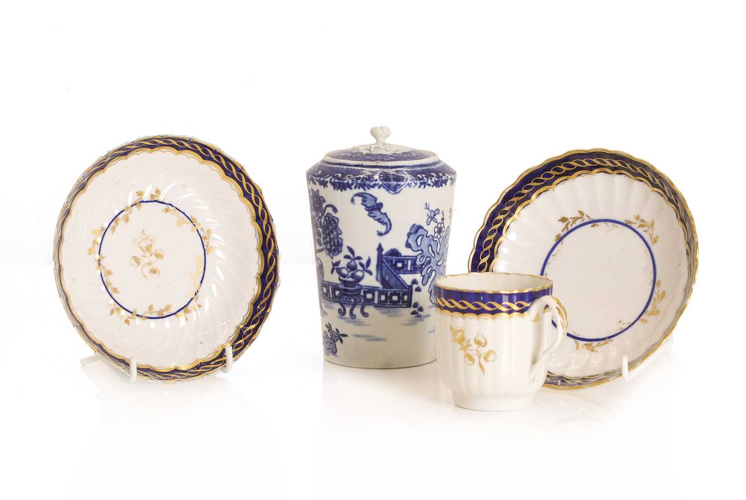 Lot 106 - A Royal Worcester blue and white lidded pot