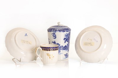 Lot 106 - A Royal Worcester blue and white lidded pot