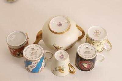 Lot 107 - A collection of teacups and saucers